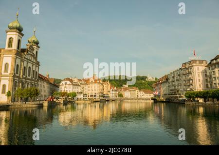 Rivière Reuss et paysage urbain au-dessus de Lucerne, Suisse. Banque D'Images