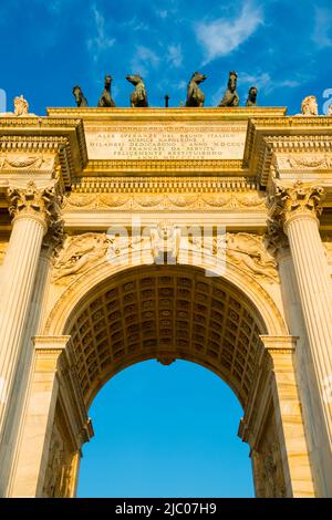 Arc de la paix à Milan avec lumière du soleil en Lombardie, Italie Banque D'Images