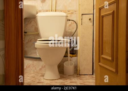 Les toilettes sont au sol dans la salle de bains d'un immeuble résidentiel, salle de bains, céramique et sanitaires, intérieur Banque D'Images