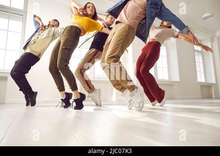 Un groupe de jeunes danseurs hip-hop répète ensemble et apprennent de nouvelles chorégraphies en studio de danse. Banque D'Images