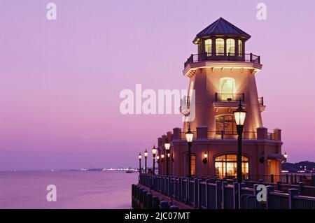 Phare et jetée dans la mer, beau Rivage, Biloxi, Harrison County, Mississippi, ÉTATS-UNIS Banque D'Images