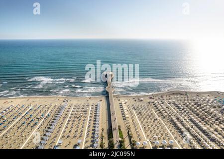 Documentation photographique aérienne de la jetée Lido di Camaiore Toscany Italie Banque D'Images