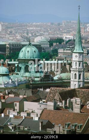 Vue panoramique sur un palais dans une ville, le complexe Hofburg, Vienne, Autriche Banque D'Images