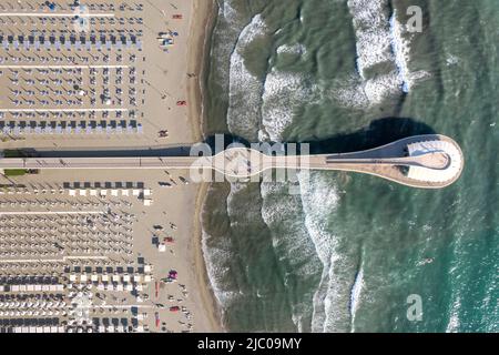 Documentation photographique aérienne de la jetée Lido di Camaiore Toscany Italie Banque D'Images