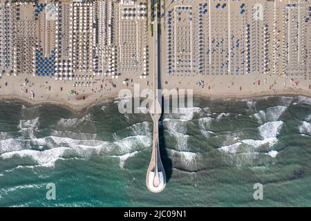 Documentation photographique aérienne de la jetée Lido di Camaiore Toscany Italie Banque D'Images