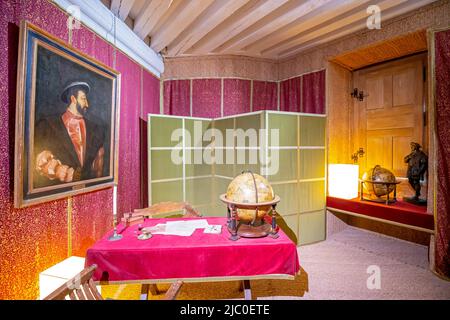 Bureau et portrait de François Ier, roi de France (c. 1539) peint par Titien. Château de Chambord, Vallée de la Loire, France. Le bellicose François, un gre Banque D'Images