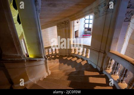 L'escalier en double spirale à l'intérieur du Château de Chambord à Chambord, Centre-Val de Loire, France. Il a été construit pour servir de pavillon de chasse pour Francis