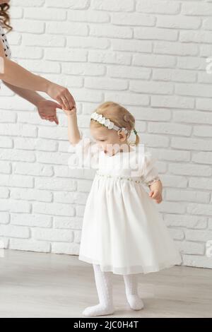 Petite fille avec implant cochléaire aide auditive s'amuser avec la mère - traitement de la diversité et de la surdité et technologies médicales innovantes Banque D'Images