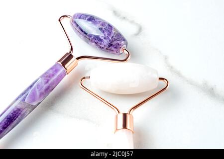 Rosier Quartz Jade pour le visage ou masseur pour massage de beauté du visage, outil anti-âge pour soins de la peau, gros plan. Banque D'Images