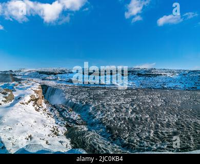 Dettifoss vue panoramique sur les chutes d'eau et le ciel bleu Banque D'Images