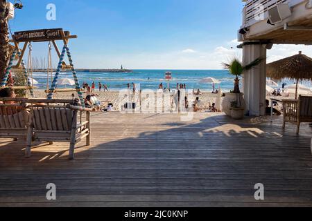 Tel Aviv, Israël - 15 MAI 2022 : restaurant de plage extérieur avec des personnes se reposant sur la plage Banque D'Images