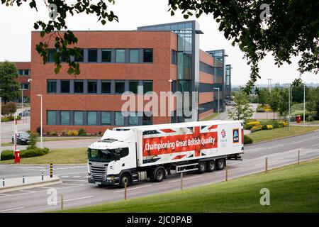 Un camion Aldi retourne au siège d'Aldi et à l'entrepôt d'Atherstone, en Angleterre, au Royaume-Uni. Le siège d'Aldi est dans la ville depuis 1990. Les bureaux principaux sont visibles derrière le véhicule. NOTEZ la photo prise sur la voie publique, pas sur la propriété Aldi. Banque D'Images