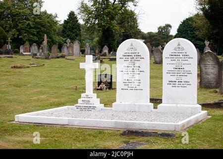 La tombe familiale Vero dans le cimetière d'Atherstone. La famille Vero est bien connue pour le début de l'industrie de fabrication de chapeaux à Atherstone. Plus tard connu sous le nom de Vero & Everitt (voir nformation supplémentaire). Le terrain a été rénové en 2020 par Kathleen Sheppard (née Vero). La parcelle contient les restes de Thomas, Frank, Sarah Ann, Thomas et Matilda. Banque D'Images