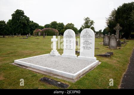 La tombe familiale Vero dans le cimetière d'Atherstone. La famille Vero est bien connue pour le début de l'industrie de fabrication de chapeaux à Atherstone. Plus tard connu sous le nom de Vero & Everitt (voir nformation supplémentaire). Le terrain a été rénové en 2020 par Kathleen Sheppard (née Vero). La parcelle contient les restes de Thomas, Frank, Sarah Ann, Thomas et Matilda. Banque D'Images