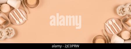 Banderole avec ustensiles en papier et vaisselle, ensemble de couverts en bois, gobelets en papier, assiettes, sacs, papetier les boîtes à œufs et les récipients à nourriture sur fond brun clair Banque D'Images