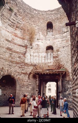 Split en ex-Yougoslavie (maintenant Croatie) septembre 1982. Vestibule (rotonde, la première section du couloir impérial) du Palais de Dioclétien, un ancien complexe romain construit pour l'empereur Dioclétien. Numérisation d'archivage à partir d'une lame. Banque D'Images