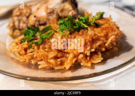 Nourriture nigériane : riz Jollof avec poulet frit en gros plan sur une assiette Banque D'Images