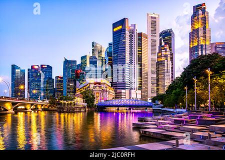 i Light Singapore, le plus grand festival de lumière durable d'Asie, revient en 2022 après un hiatus de deux ans pour éclairer Marina Bay. Banque D'Images