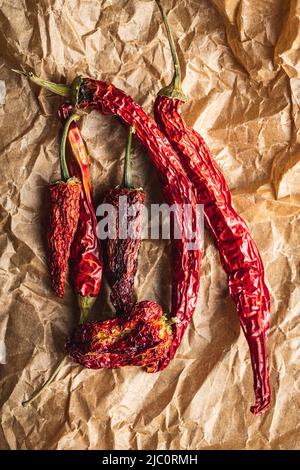 Piments séchés sur papier. Vue de dessus. Banque D'Images