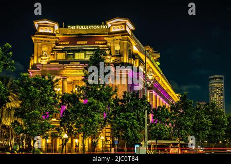 L'hôtel Fullerton se trouve à côté de la route Collyer Quay la nuit. Banque D'Images