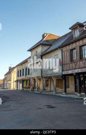 CHAOURCE, FRANCE - 10th AVRIL 2022 : maisons médiévales dans le village de Chaource, Aube, France, une soirée ensoleillée Banque D'Images