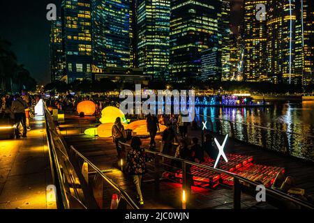 i Light Singapore, le plus grand festival de lumière durable d'Asie, revient en 2022 après un hiatus de deux ans pour éclairer Marina Bay. Banque D'Images