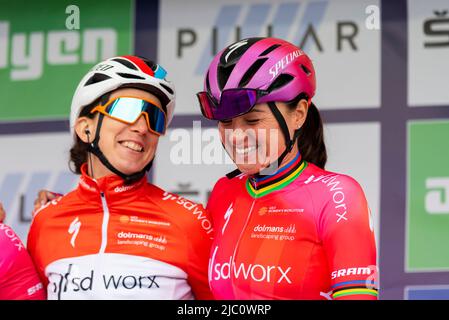 Christine Majerus et Chantal Blaak cycliste de l'équipe SD Worx au Colchester Sports Park avant de participer à la course cycliste UCI Women's Tour phase 1 Banque D'Images