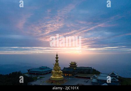 (220609) -- CHENGDU, 9 juin 2022 (Xinhua) -- photo aérienne prise sur 6 juin 2022 montre le paysage du mont Emei dans la province du Sichuan, dans le sud-ouest de la Chine. Le mont Emei, situé dans la province du Sichuan, dans le sud-ouest de la Chine, est une région d'une beauté spectaculaire, remarquable par sa montagne et sa végétation luxuriante. Il est également d'une grande importance spirituelle et culturelle, dans laquelle il y a des sites archéologiques, une architecture importante, des tombes, des espaces rituels, et des collections d'objets culturels, y compris la sculpture, les inscriptions en pierre, la calligraphie, et les peintures, Parmi d'autres arts traditionnels, le mont Emei est kn Banque D'Images