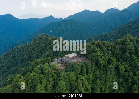 (220609) -- CHENGDU, 9 juin 2022 (Xinhua) -- photo aérienne prise sur 7 juin 2022 montre le paysage du mont Emei dans la province du Sichuan, dans le sud-ouest de la Chine. Le mont Emei, situé dans la province du Sichuan, dans le sud-ouest de la Chine, est une région d'une beauté spectaculaire, remarquable par sa montagne et sa végétation luxuriante. Il est également d'une grande importance spirituelle et culturelle, dans laquelle il y a des sites archéologiques, une architecture importante, des tombes, des espaces rituels, et des collections d'objets culturels, y compris la sculpture, les inscriptions en pierre, la calligraphie, et les peintures, Parmi d'autres arts traditionnels, le mont Emei est kn Banque D'Images