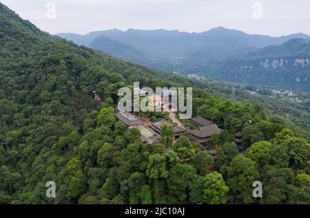 (220609) -- CHENGDU, 9 juin 2022 (Xinhua) -- photo aérienne prise sur 6 juin 2022 montre le paysage du mont Emei dans la province du Sichuan, dans le sud-ouest de la Chine. Le mont Emei, situé dans la province du Sichuan, dans le sud-ouest de la Chine, est une région d'une beauté spectaculaire, remarquable par sa montagne et sa végétation luxuriante. Il est également d'une grande importance spirituelle et culturelle, dans laquelle il y a des sites archéologiques, une architecture importante, des tombes, des espaces rituels, et des collections d'objets culturels, y compris la sculpture, les inscriptions en pierre, la calligraphie, et les peintures, Parmi d'autres arts traditionnels, le mont Emei est kn Banque D'Images