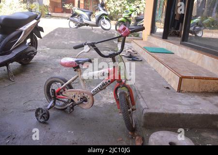 petit vélo pour les enfants en face de la maison Banque D'Images