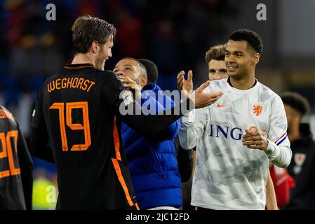 08-06-2022: Sport: Pays de Galles contre Nederland CARDIFF, ROYAUME-UNI - JUIN 8: Wout Weghorst (Oranje pays-Bas) et Gody Gakpo (Oranje pays-Bas) durin Banque D'Images