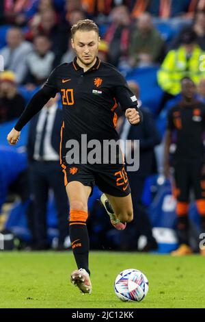 08-06-2022: Sport: Pays de Galles contre Nederland CARDIFF, ROYAUME-UNI - JUIN 8: Teun Koopmeiners (Oranje pays-Bas) pendant le match de la Ligue des Nations entre Banque D'Images