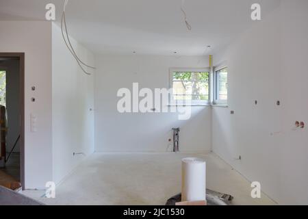 Travaux de peinture avec murs blancs dans la cuisine pendant la rénovation de la maison Banque D'Images