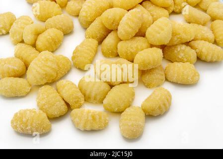 Gnocchi de pomme de terre isolé sur des pâtes italiennes blanches à base de farine et de pommes de terre. Boulettes non cuites Banque D'Images