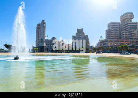 Place de l'Espagne (Plaza de Espana) avec bâtiments environnants et fontaine à Santa Cruz de Tenerife. Ténérife, Îles Canaries, Espagne Banque D'Images