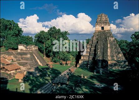 Central Plaza ou Great Plaza & the Temple of the Gran Jaguar ou Temple 1, Parc national de Tikal, Guatemala, Amérique centrale. © Kraig Lieb Banque D'Images