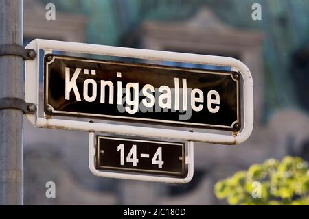 panneau de rue Koenigsallee, appelé Koe, une célèbre rue commerçante de luxe, Allemagne, Rhénanie-du-Nord-Westphalie, Basse-Rhin, Düsseldorf Banque D'Images