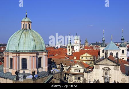 Vue depuis la tour Altstaedt sur les toits de la vieille ville dans la soirée, République tchèque, Prague Banque D'Images