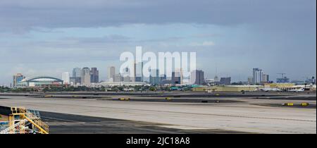 Horizon du centre-ville de Phoenix, vu de l'aéroport, États-Unis, Arizona, Phoenix Banque D'Images