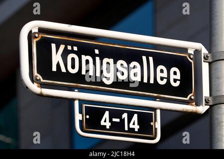 panneau de rue Koenigsallee, appelé Koe, une célèbre rue commerçante de luxe, Allemagne, Rhénanie-du-Nord-Westphalie, Basse-Rhin, Düsseldorf Banque D'Images