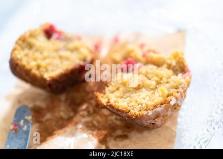 Trancher le muffin aux canneberges fraîchement préparé. Banque D'Images