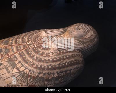 sarcophage égyptien isolé sur fond noir Banque D'Images