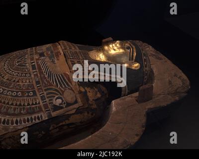 sarcophage égyptien isolé sur fond noir Banque D'Images
