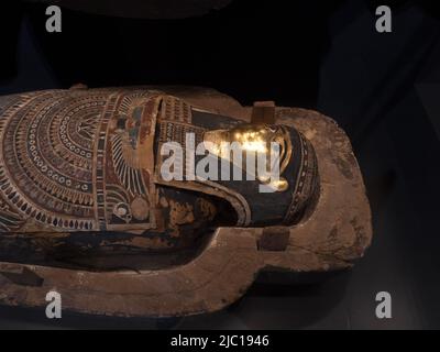 sarcophage égyptien isolé sur fond noir Banque D'Images