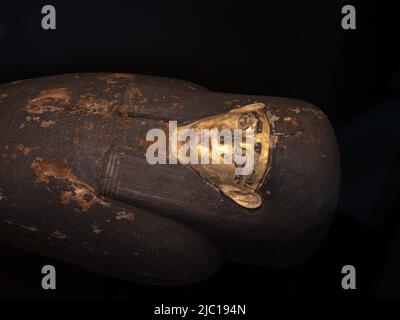 sarcophage égyptien isolé sur fond noir Banque D'Images