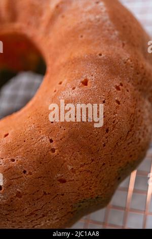 Refroidir le petit gâteau fraîchement cuit sur une grille de refroidissement ronde. Banque D'Images