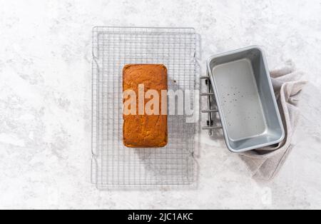 Pose à plat. Collage de pain de citrouille fraîchement cuit sur une grille de refroidissement de cuisine. Banque D'Images