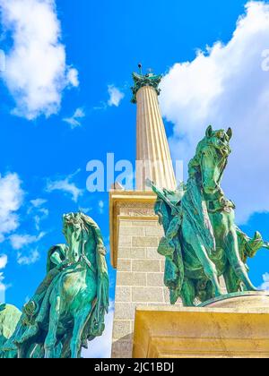 Les sculptures équestres en bronze des chefs de Magyars, situées à la base de la colonne du complexe du Monument du Millénaire, Budapest, Hongrie Banque D'Images