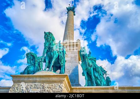 Les statues de bronze des sept dirigeants de Magyar sont montées sur la base de la colonne de la place des héros, Budapest, hongrie Banque D'Images